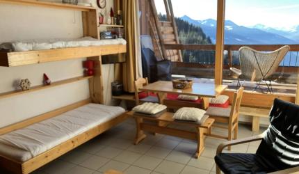 2 lits superposés rabattables dans le séjour / 2 folding beds in the living room