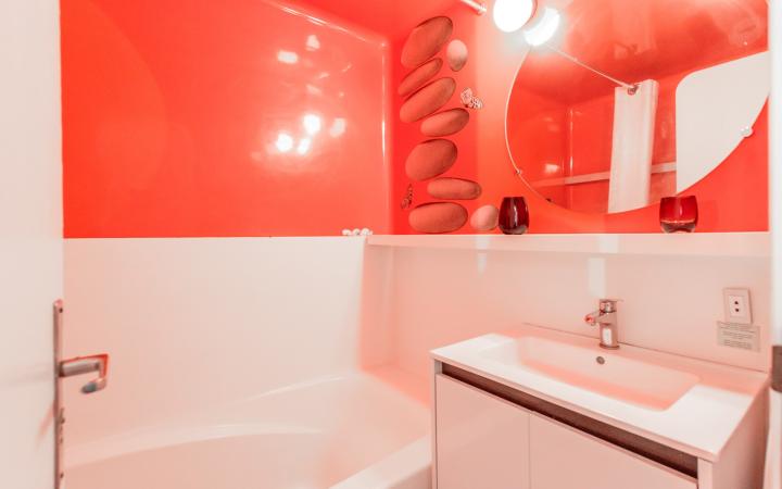 Salle de bain avec baignoire et wc / Bathroom with bath and WC