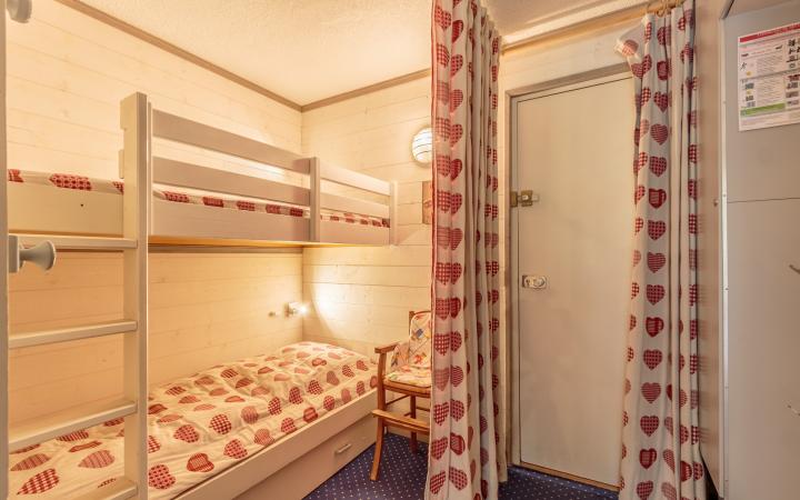 Coin montagne dans l'entrée : 2 lits superposés (lit haut à partir de 6 ans)/Alcove in the entrance: 2 bunk beds (upper bed from 6 years old)