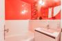 Salle de bain avec baignoire et wc / Bathroom with bath and WC